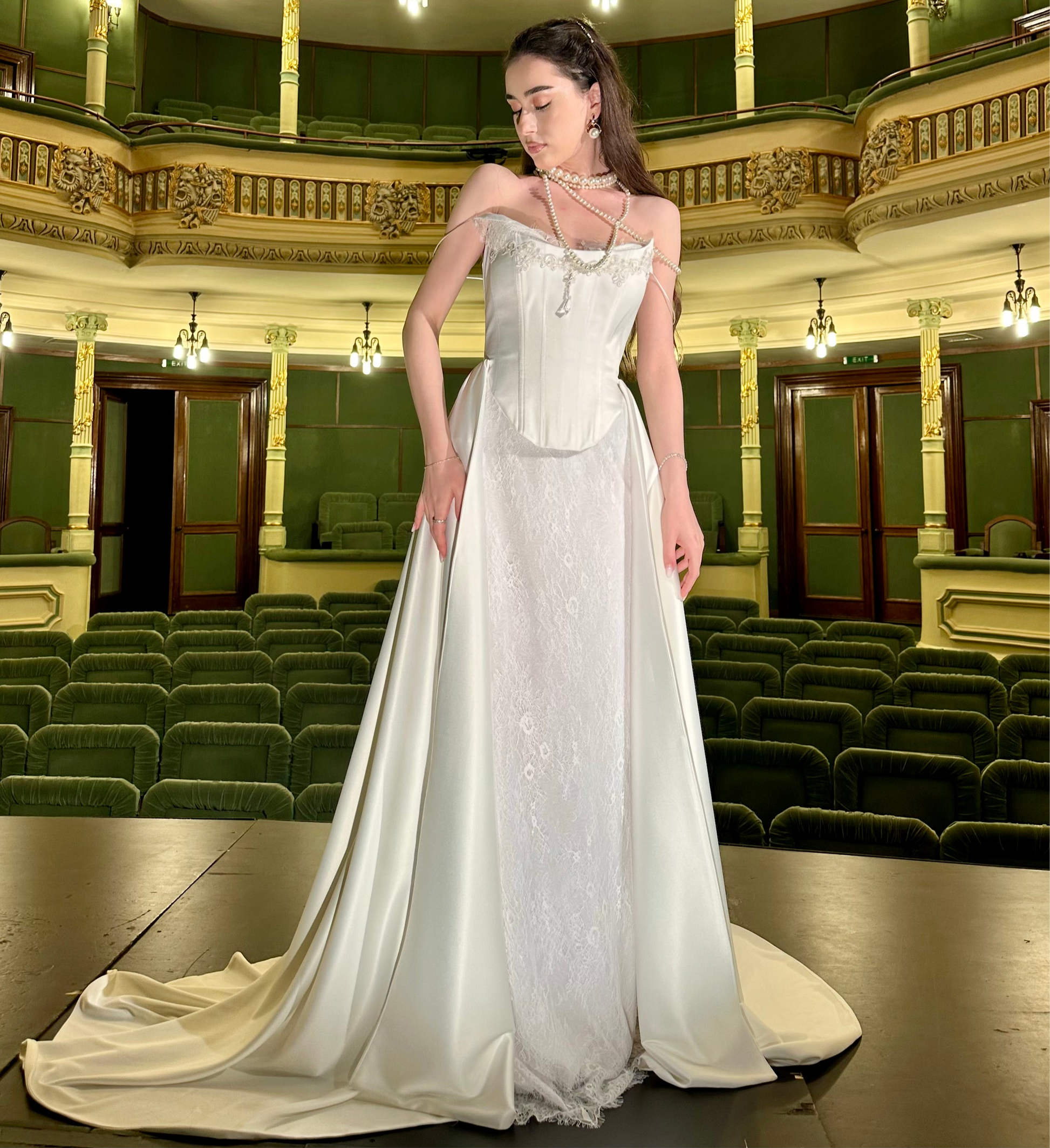 Victorian inspierd bride dress