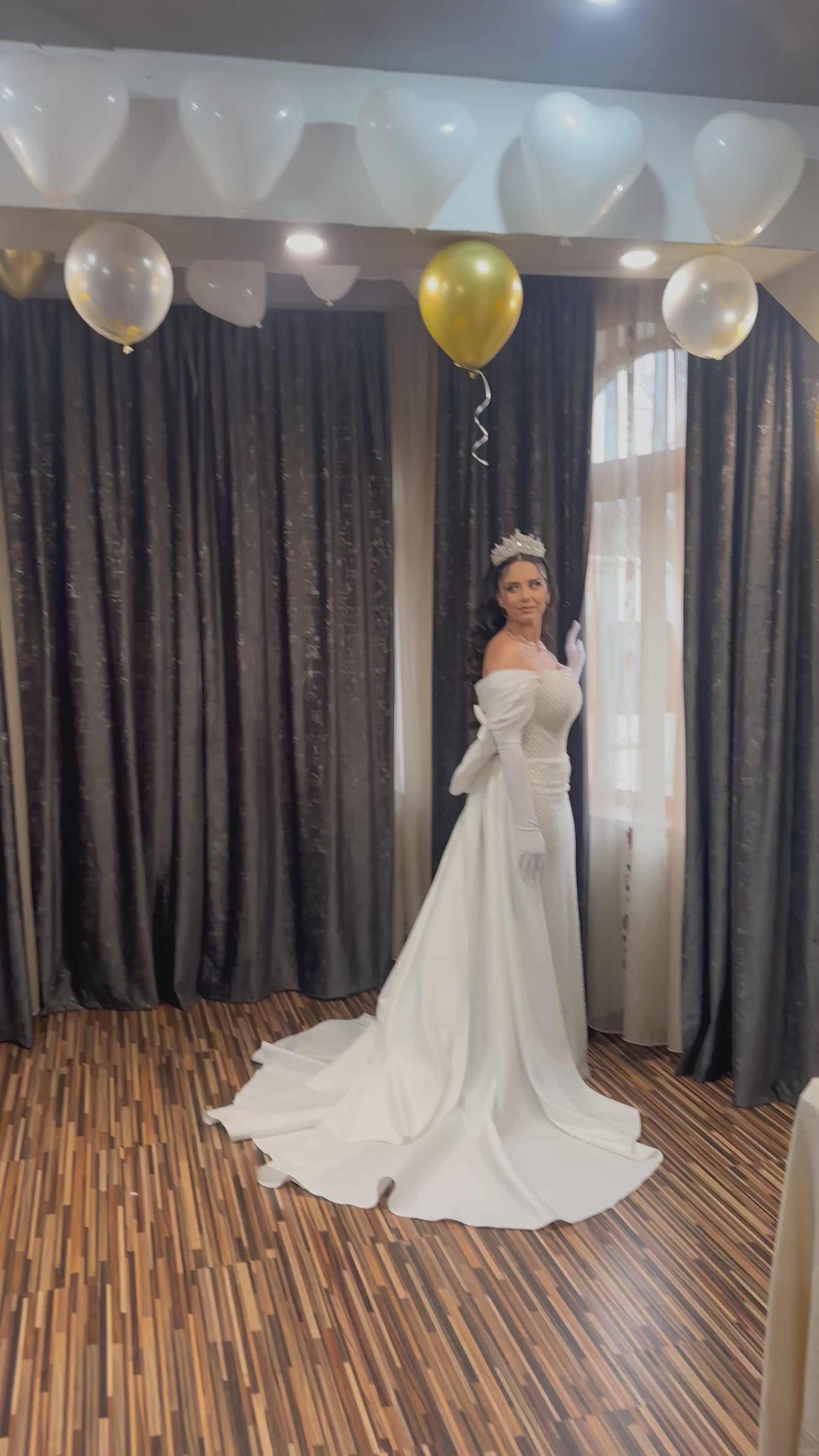 Exquisite Hand-Embroidered Bridal Gown with Detachable Train & Statement Bow